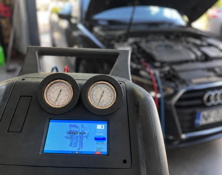 Serwis klimatyzacji stacją przy Audi